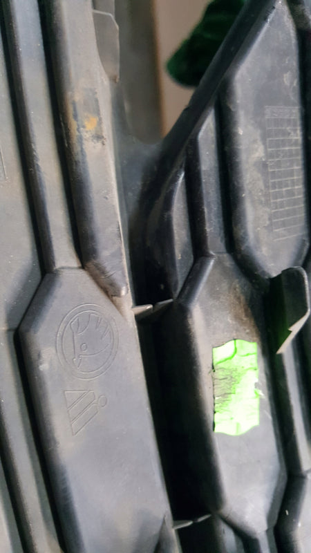 Kratka zderzaka przedniego lewa strona SKODA OCTAVIA IV 5E3807681A