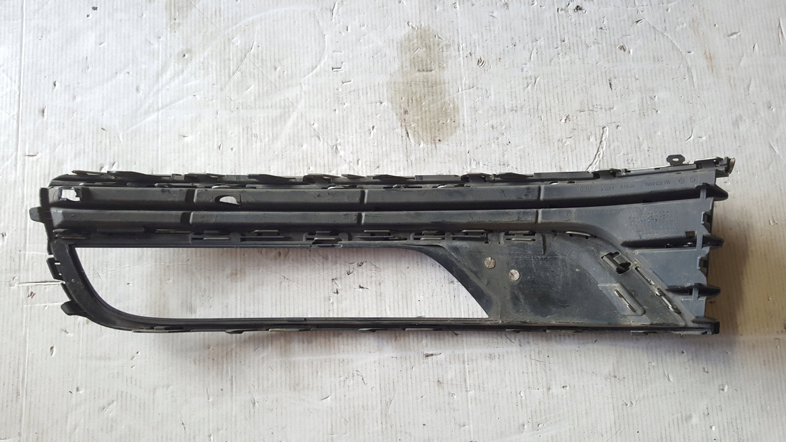 Kratka zderzaka prawy przód VW PASSAT B7 3AA853666A
