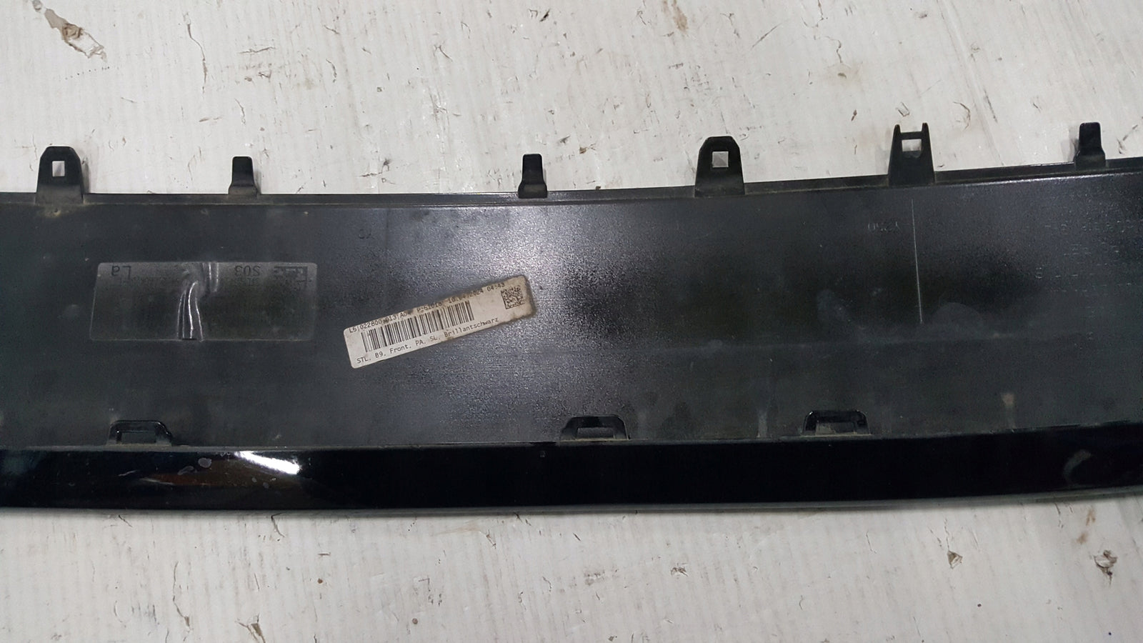 Spoiler dokładka zderzaka przedniego AUDI A4 (B9) 8W0807717B demontaż