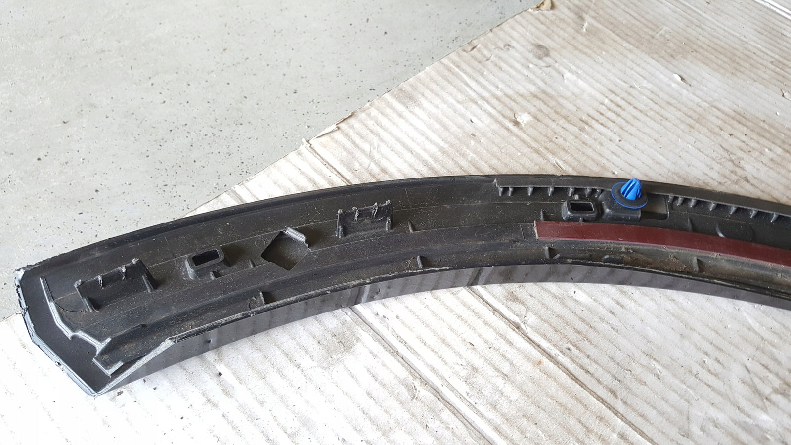 Listwa błotnika lewy tył AUDI Q2 81A853817A