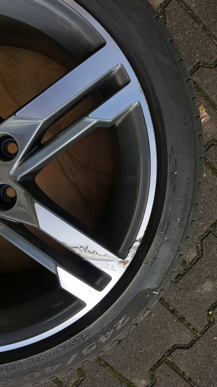 AUDI A4 B9 8W0 FELGA 8W0601025 M 8JX18 ET40 z oponą Pirelli 245/40 R18 lato