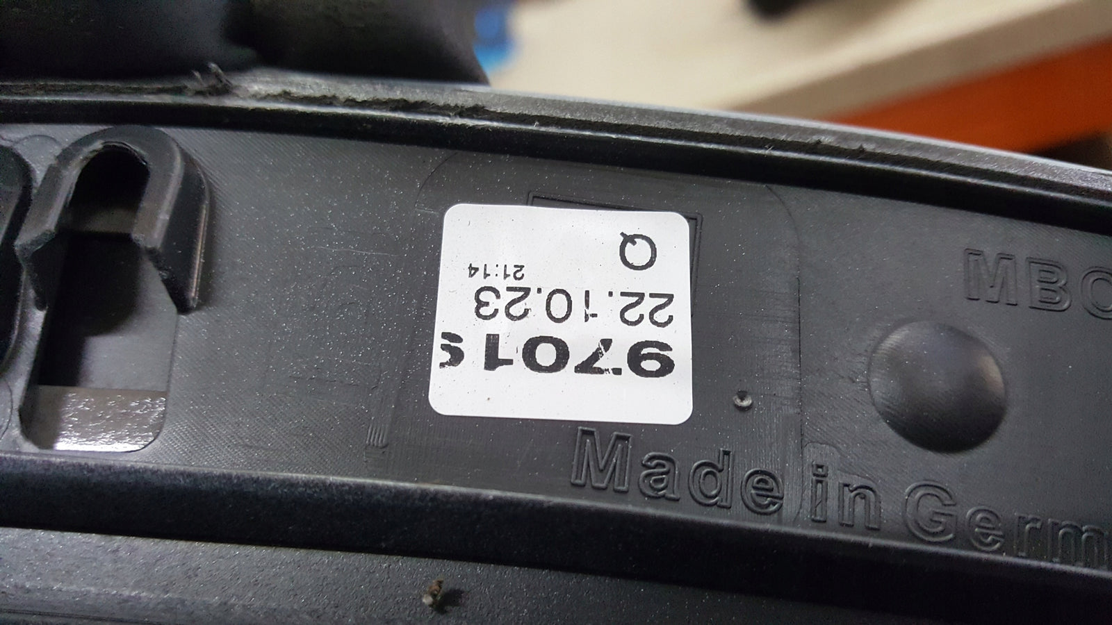 Listwa błotnika przedniego prawa strona AUDI E-TRON 4KE853718F demontaż