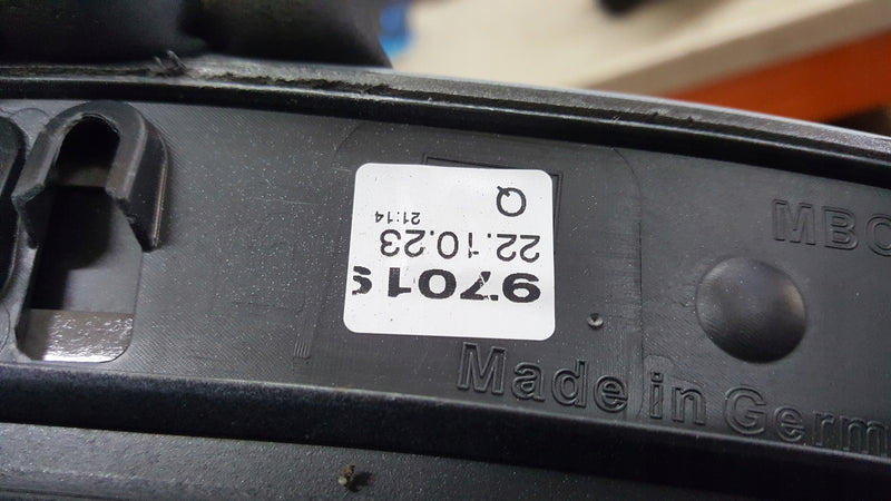Listwa błotnika przedniego prawa strona AUDI E-TRON 4KE853718F demontaż