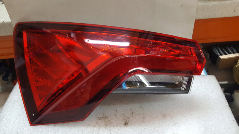 Tylna lewa lampa LED w błotnik SKODA SCALA 657945207B demontaż