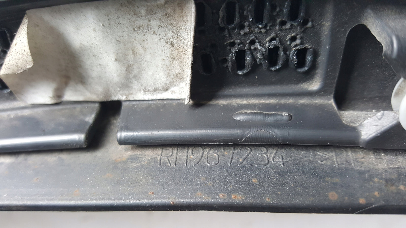 AUDI Q7 4M LISTWA PRAWA BŁOTNIKA TYŁ RH967234