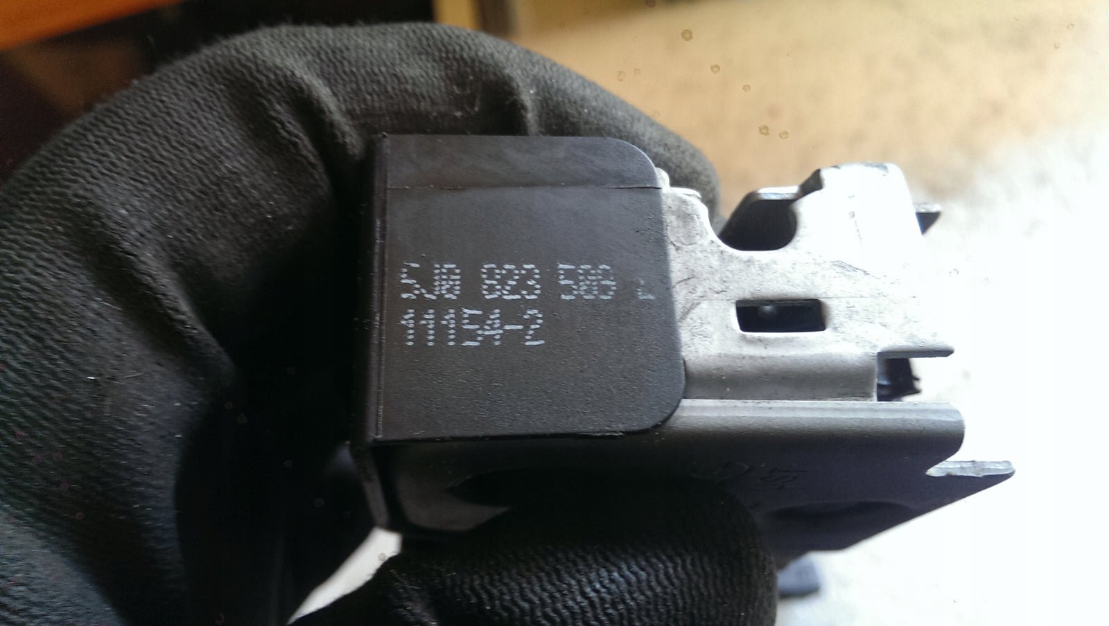 Zamek maski SKODA FABIA II ROOMSTER 5J0823509E