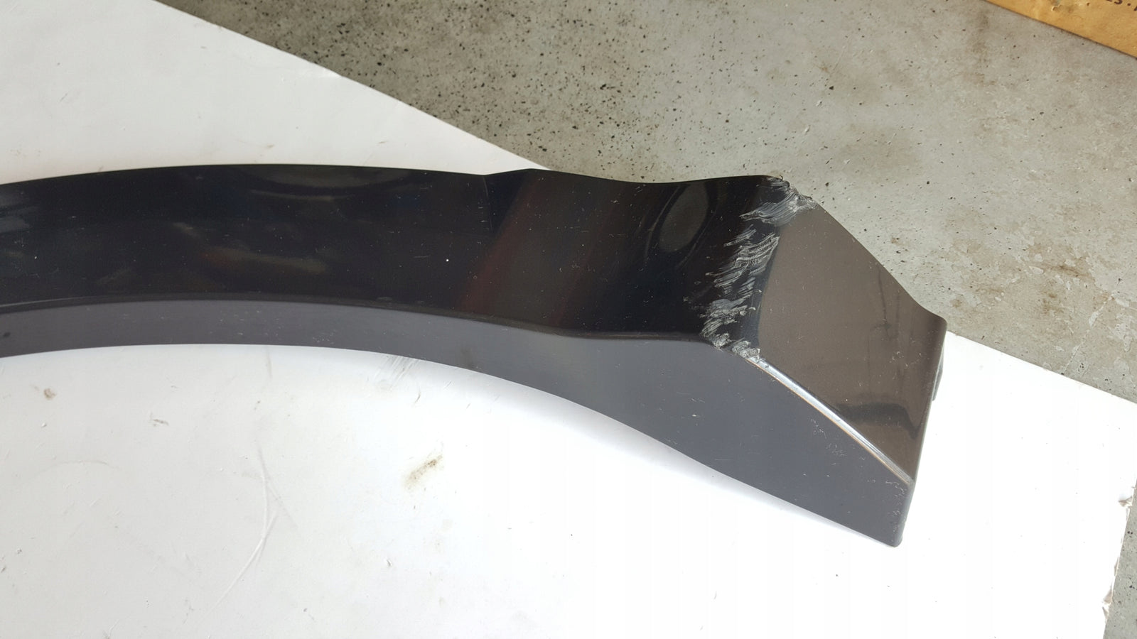 Listwa błotnika prawy tył AUDI Q5 III 8MA853818A demontaż