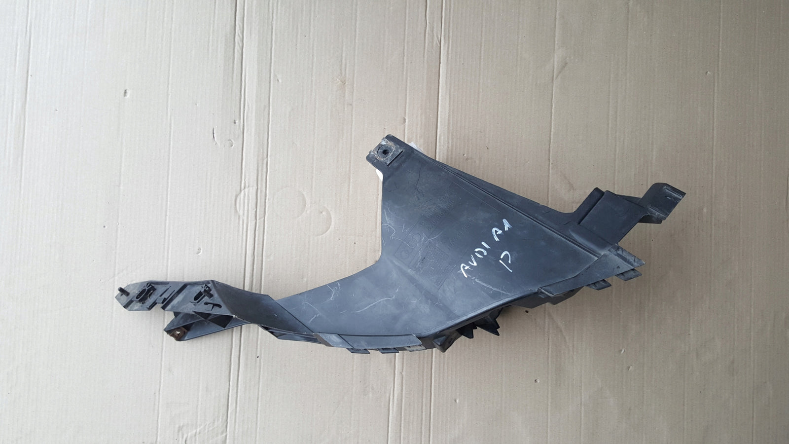 ŚLIZG UCHWYT REFLEKTORA AUDI A1 8X0805608 PRAWY