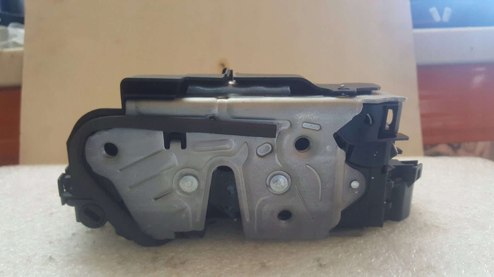 NOWY ORYGINALNY zamek drzwi prawy tył VW AUDI SEAT 5TA839016Q