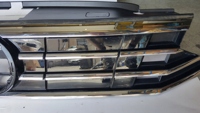 Atrapa grill -- VW PASSAT B8 GTE lift 3G0853653P demontaż