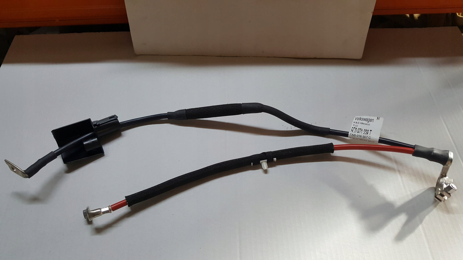 NOWA ORYGINALNA klema akumulatora (plusowa) VW BEETLE 5C0971228T