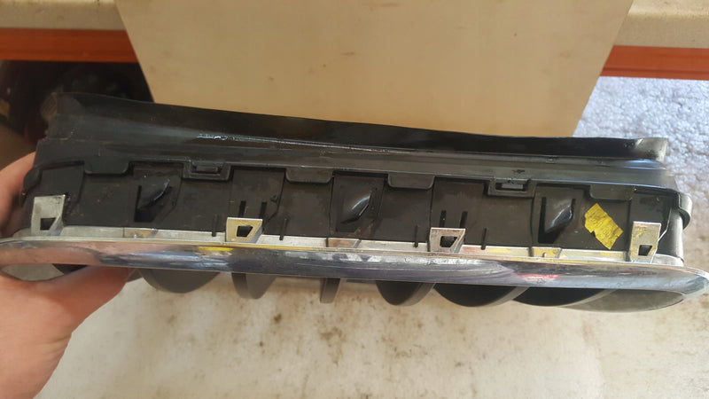 ATRAPA CHŁODNICY, NERKA PRAWA, BMW OE 51137171395