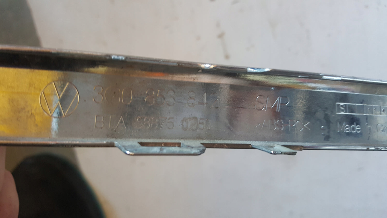 Listwa chrom zderzaka prawy tył VW PASSAT (B8) 3G0853842 demontaż
