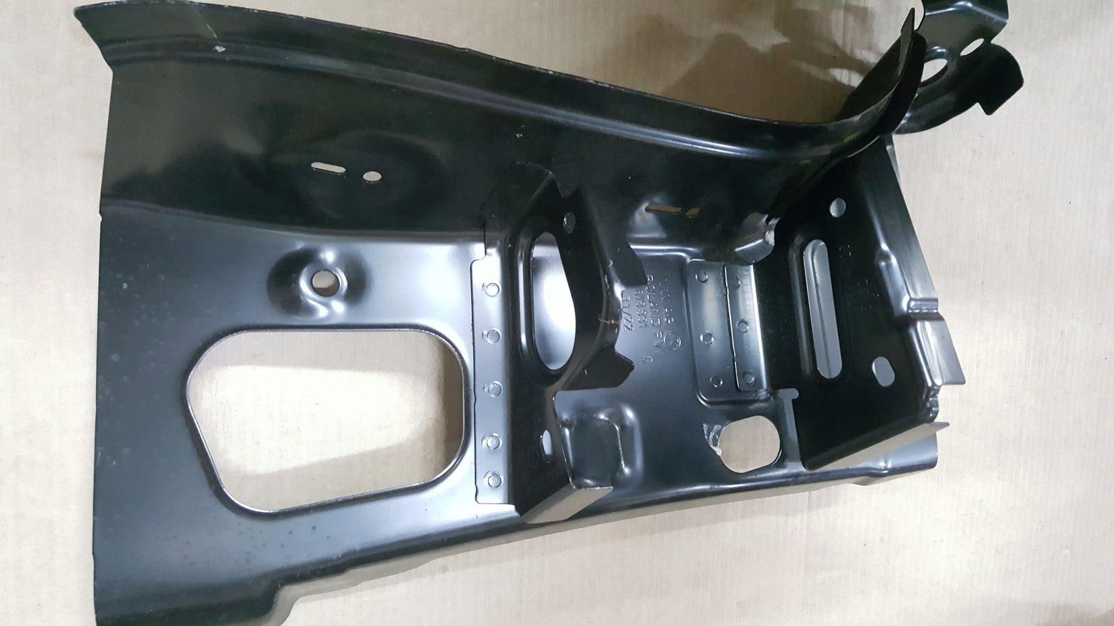 OKULAR WZMOCNIENIE LAMPY LEWY TYŁ VW TIGUAN II 5NA 5NA813331D ORYG