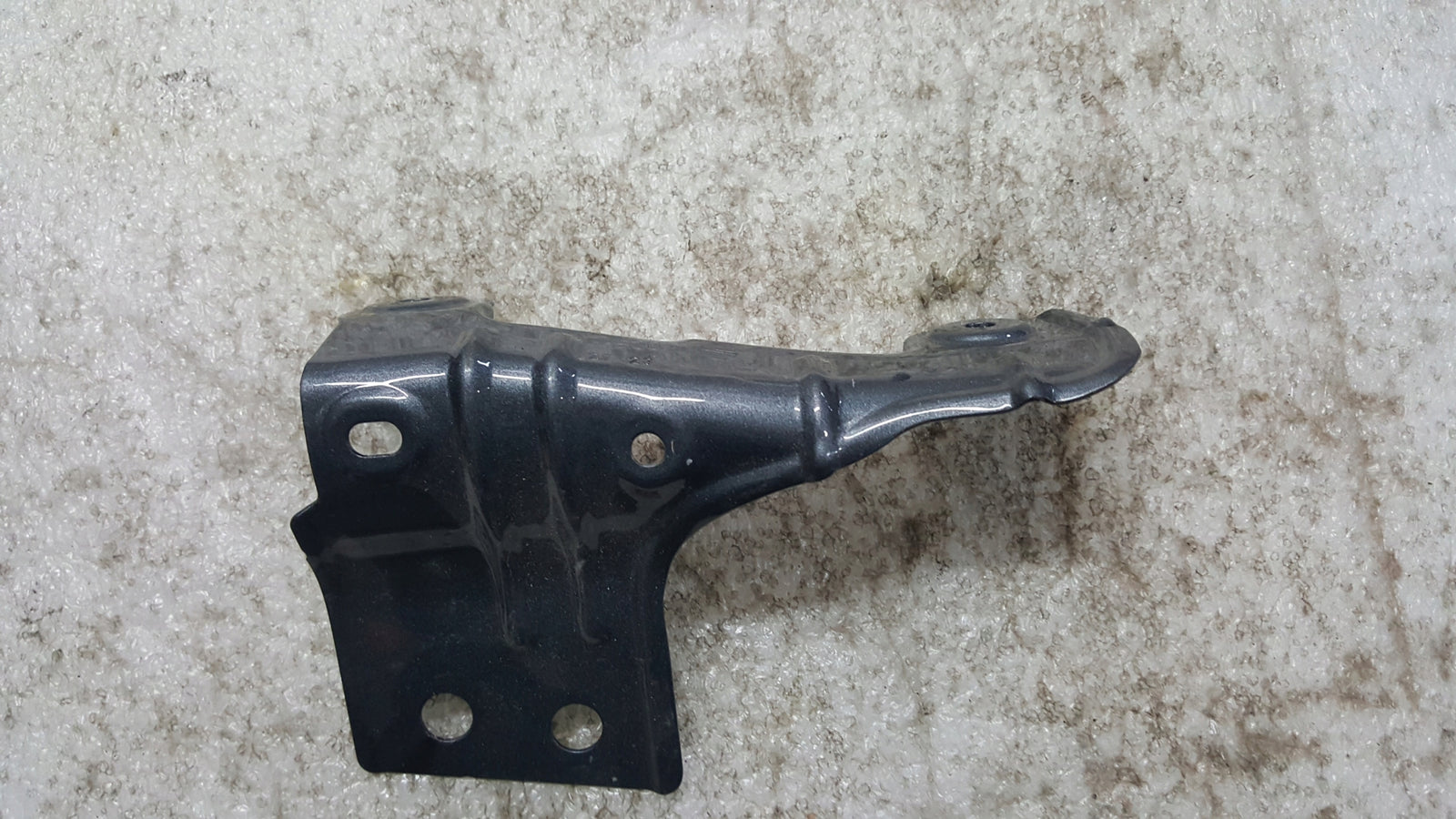 Wspornik prawy uchwyt mocowanie błotnika przedniego SEAT ARONA | 6F9821328A