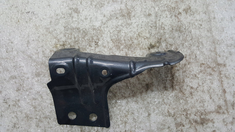 Wspornik prawy uchwyt mocowanie błotnika przedniego SEAT ARONA | 6F9821328A