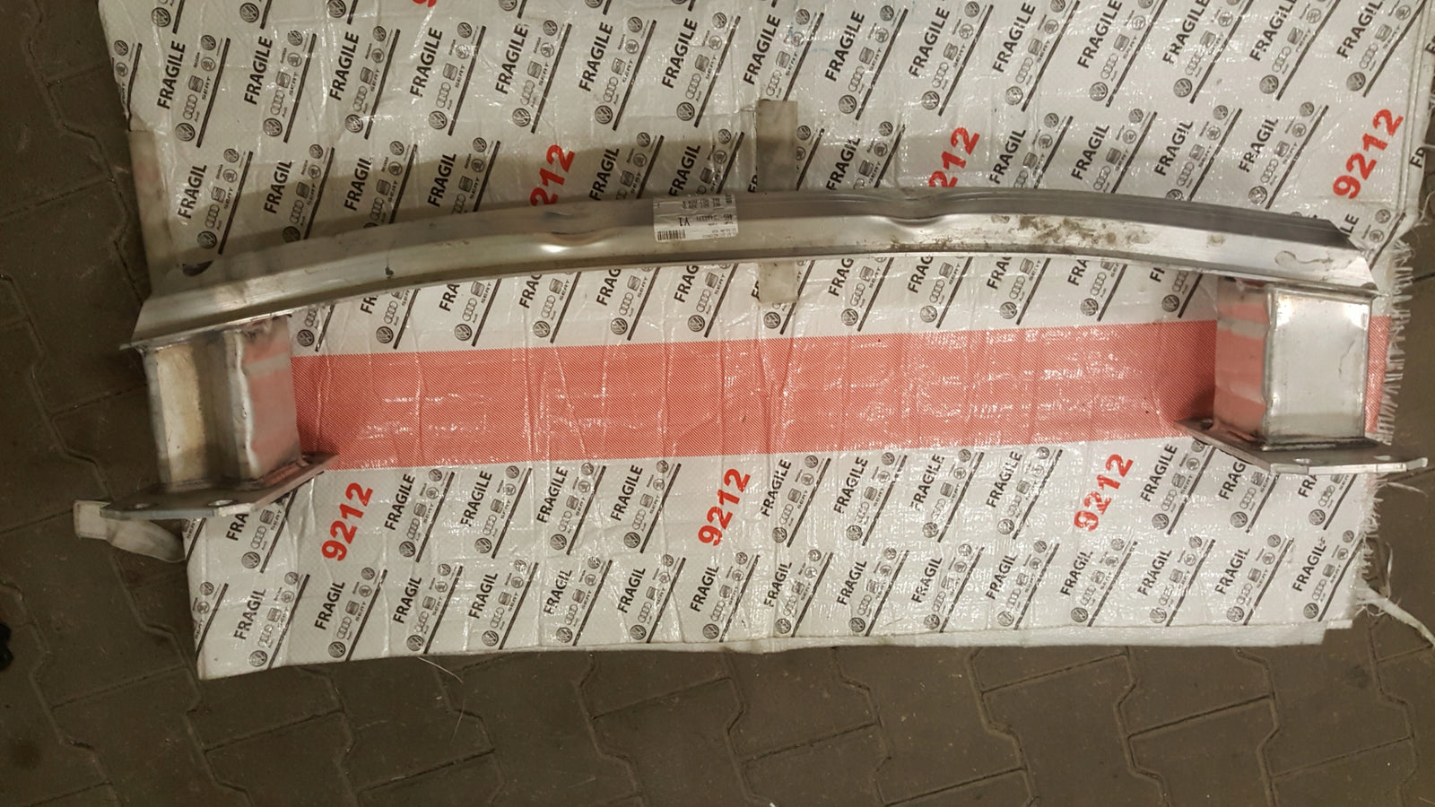 BELKA ZDERZAKA TYŁ WZMOCNIENIE AUDI E-TRON 4KE 4KE807309D 4KE807669A