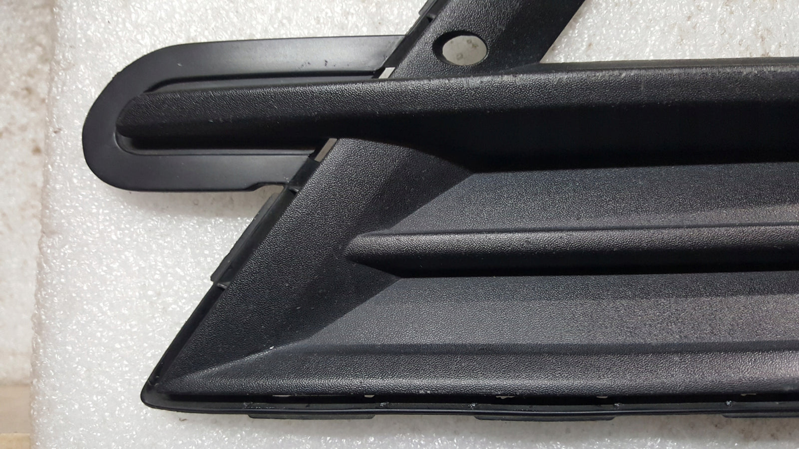 Kratka zderzaka prawy przód VW CADDY 2K5853666C demontaż