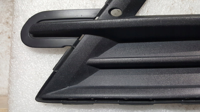 Kratka zderzaka prawy przód VW CADDY 2K5853666C demontaż