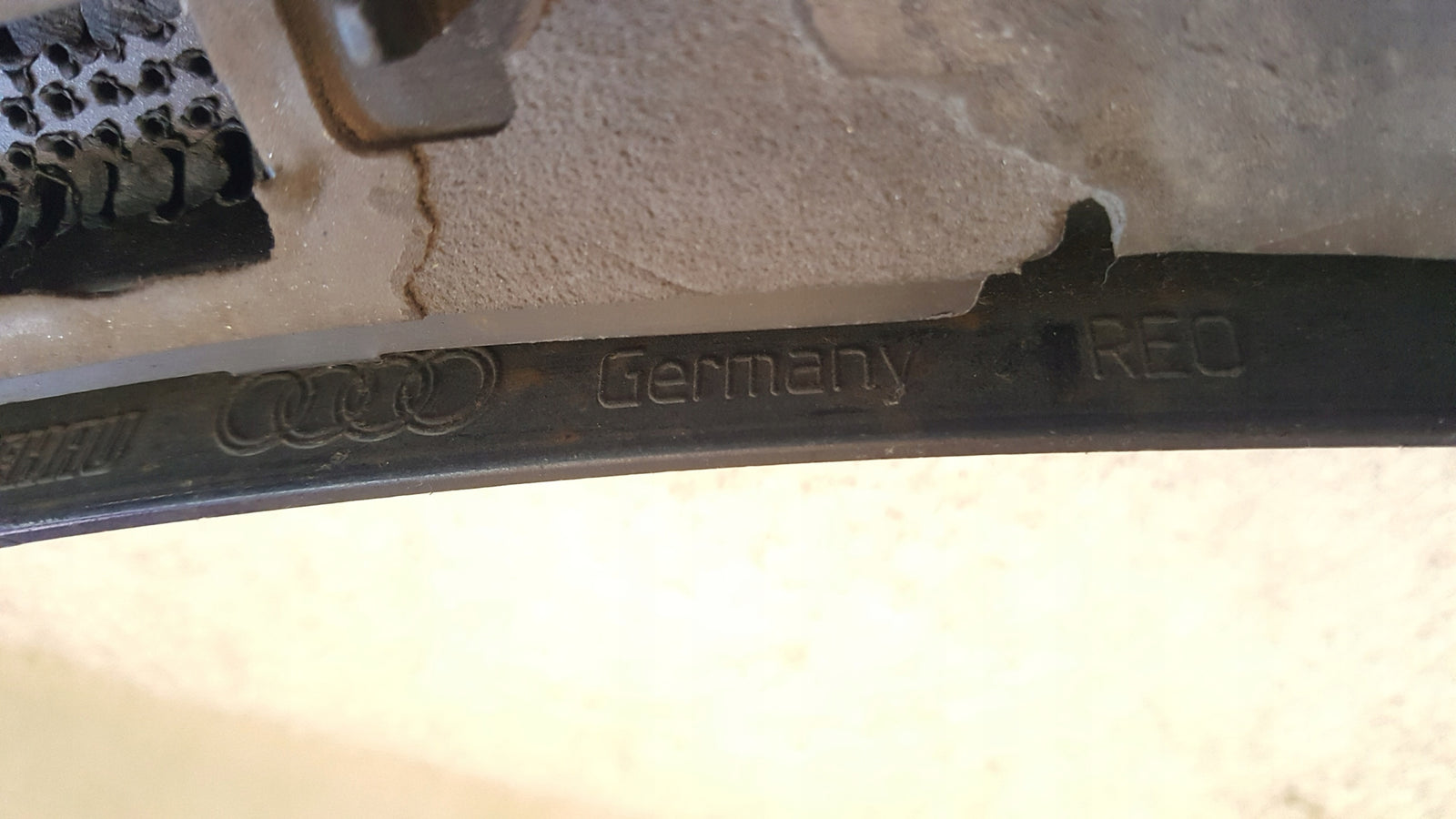 LISTWA BŁOTNIKA PRAWY PRZÓD AUDI Q7 RL967232