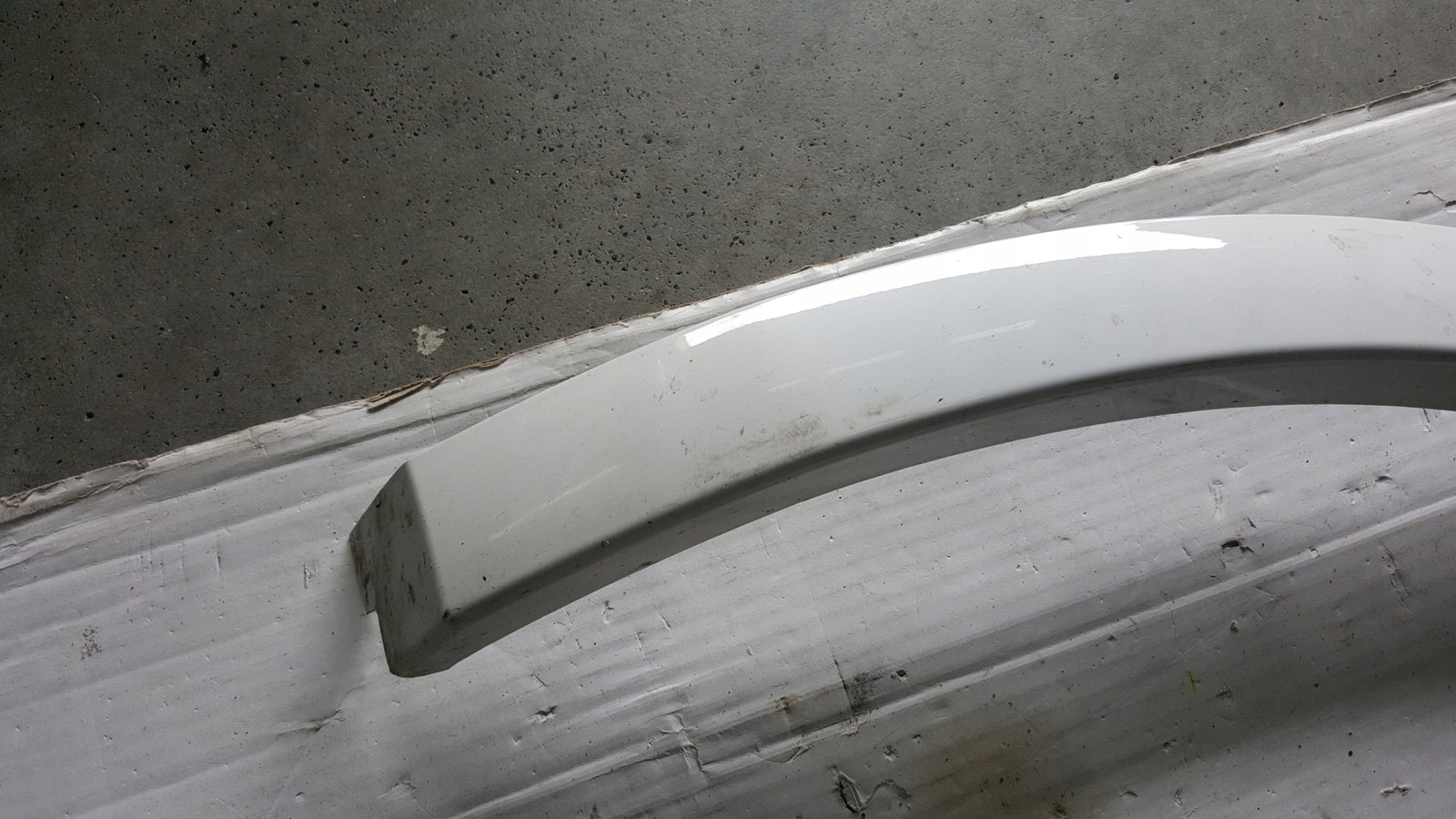 Listwa błotnika prawy tył AUDI Q5 80A853818A demontaż