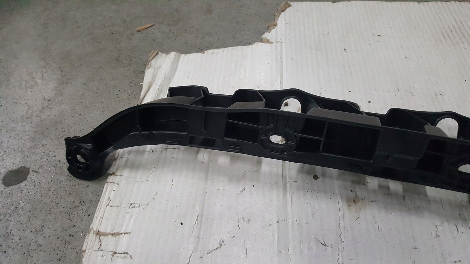 NOWY ORYGINALNY ślizg zderzaka tylnego SKODA OCTAVIA IV kombi 5E7807863