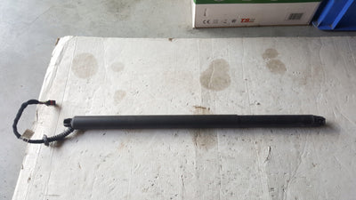 Prawy siłownik klapy bagażnika SEAT ATECA 575827852A demontaż oryginał