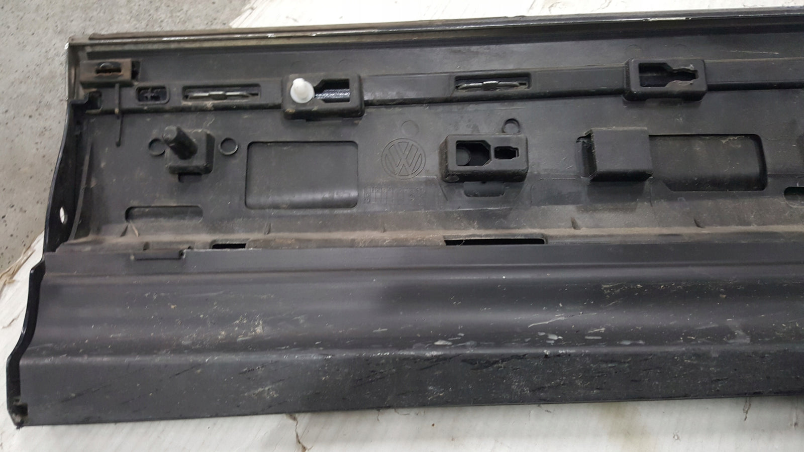 Listwa drzwi prawy przód VW TOUAREG III 760854940E demontaż