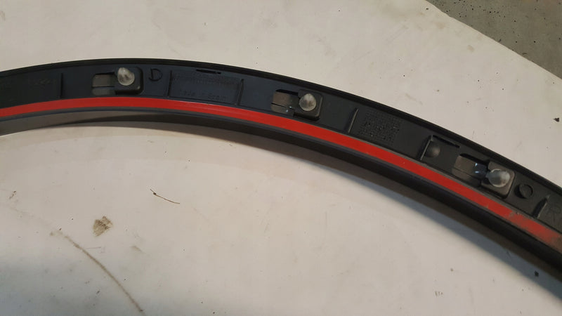 Listwa błotnika prawy przód AUDI Q3 8U0853718A demontaż