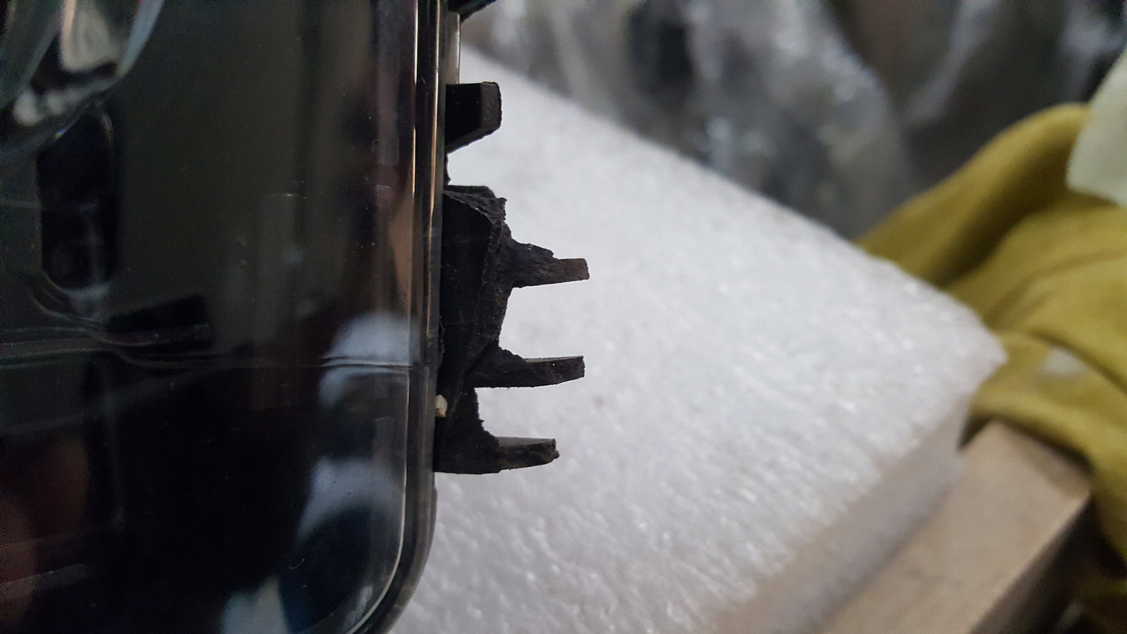 Prawy halogen VW T6 7E0941662A demontaż