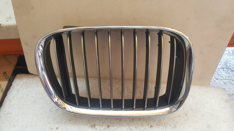 BMW E39 NERKA GRILL ATRAPA PRAWA 8159312