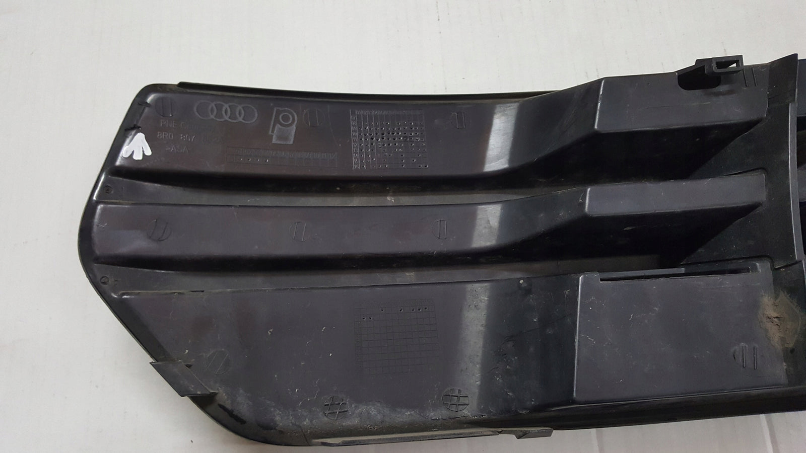 Kratka zderzaka prawy przód AUDI Q5 8R0807682A demontaż
