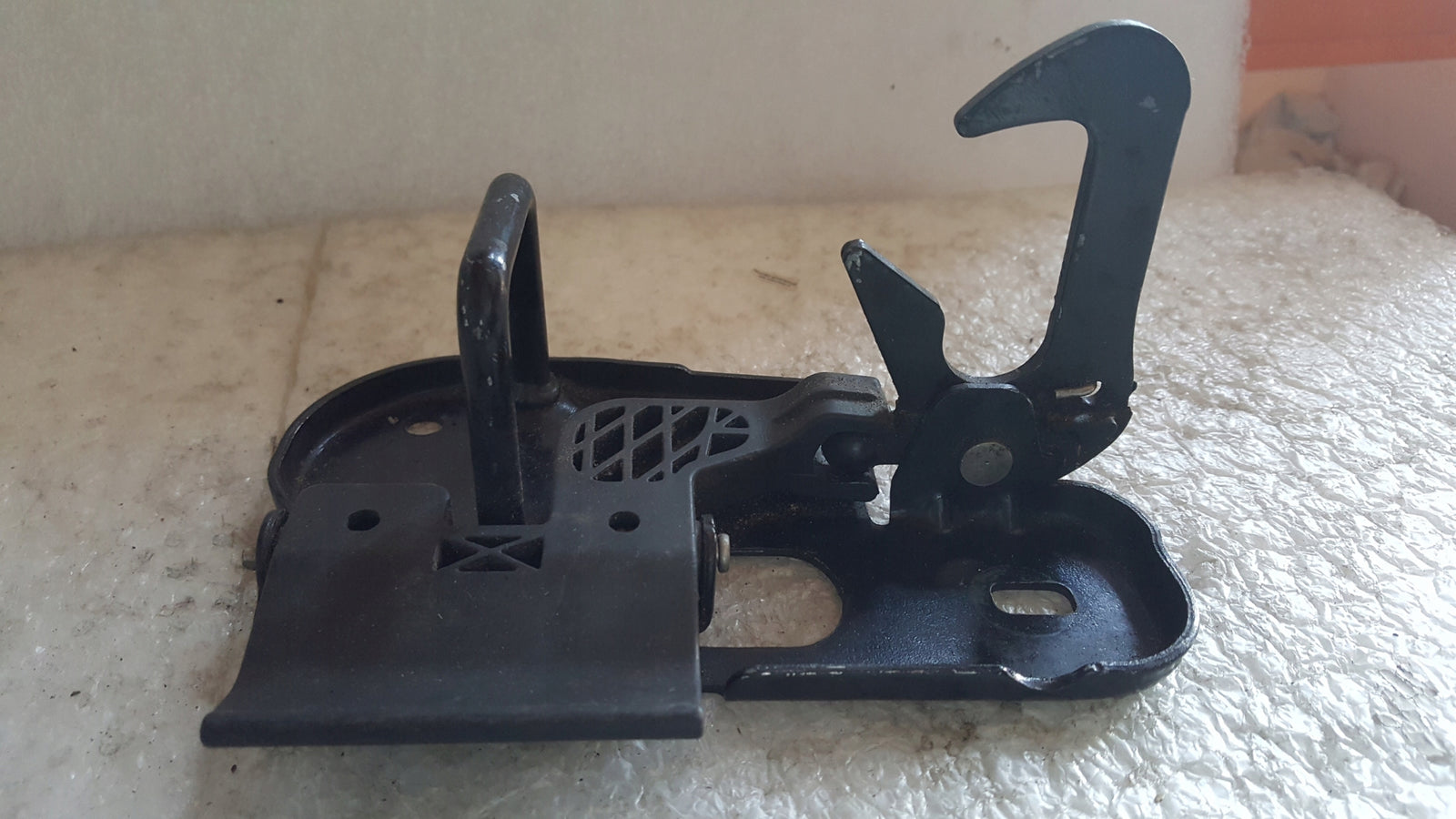 Rygiel maski VW TOURAN 1T0823480A demontaż