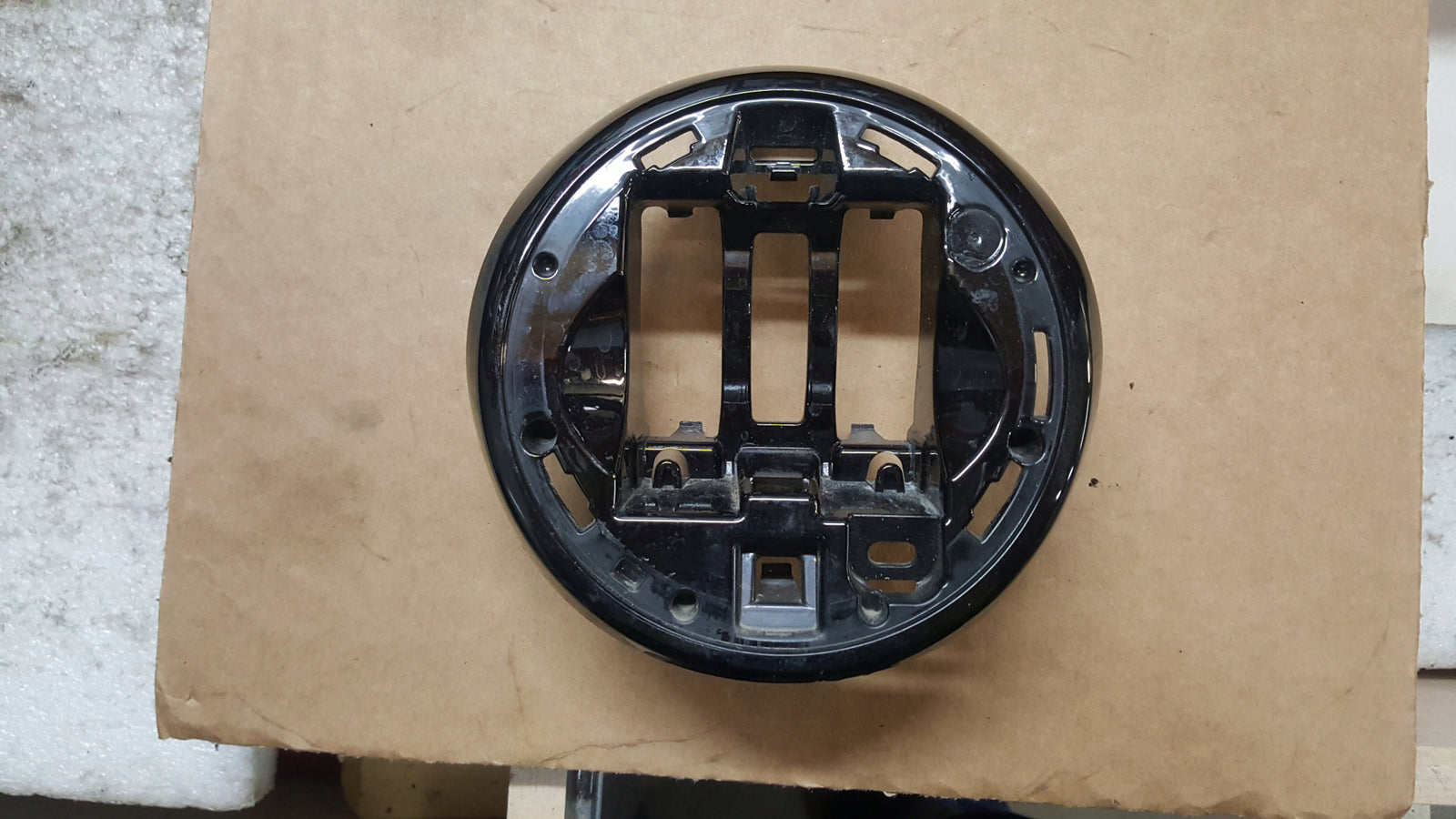 VW TIGUAN III 571 24- OBUDOWA EMBLEMATU POD RADAR IDEALNY 571853343B