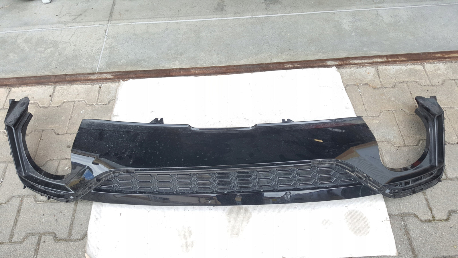 Dokładka dyfuzor spoiler zderzaka tylnego AUDI RS5 8W6807521AL demontaż