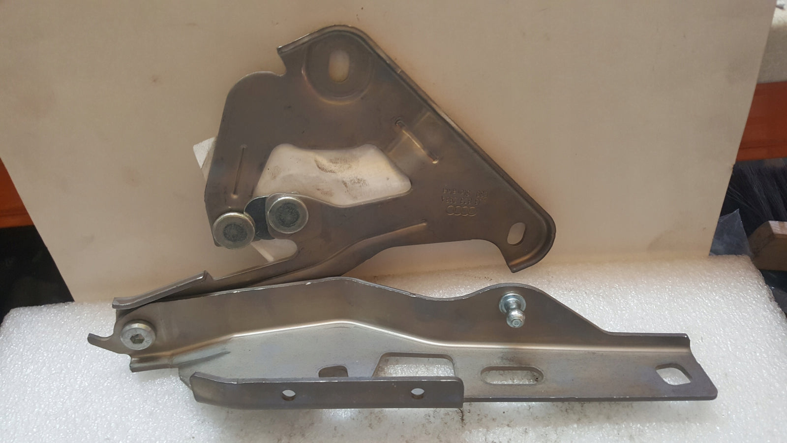 NOWY ORYGINALNY prawy zawias maski AUDI e-tron GT 4J3823296A