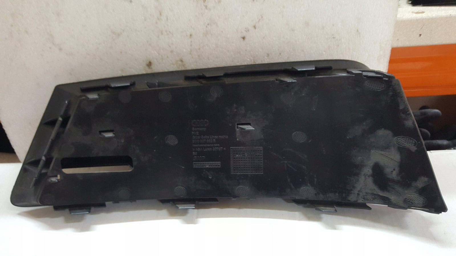 Kratka zderzaka przedniego prawa strona AUDI A4 (B9) 8W0807682R demontaż