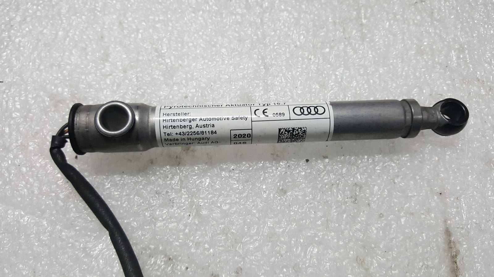 Nabój zawiasu maski AUDI Q7 4M0823823B demontaż