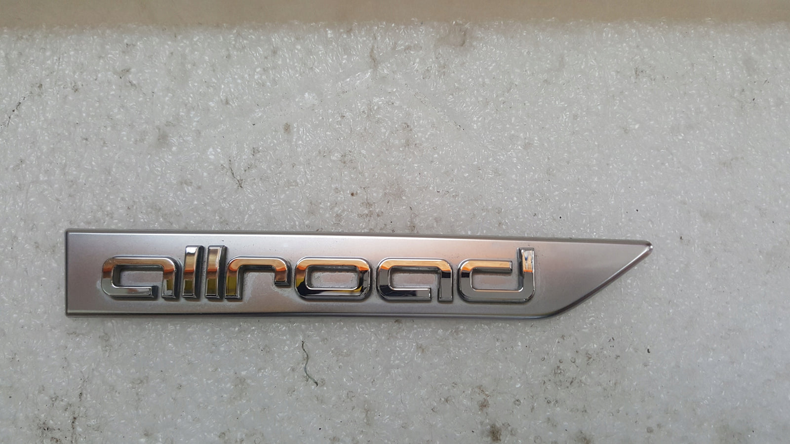 Emblemat ALLROAD na błotnik prawy przód AUDI A4 (B9) ALLLROAD 8W9853602