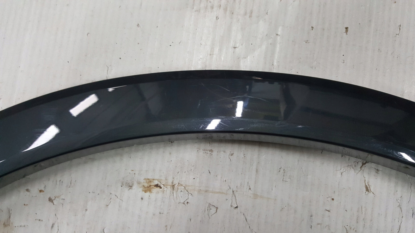 Listwa błotnika prawy tył AUDI Q3 83A853818B demontaż