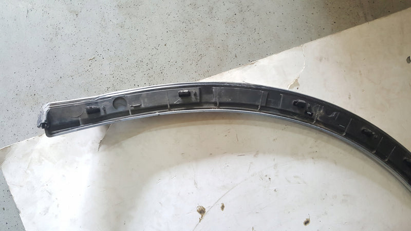 Listwa błotnika przedniego prawa strona AUDI Q5 80A853718F demontaż