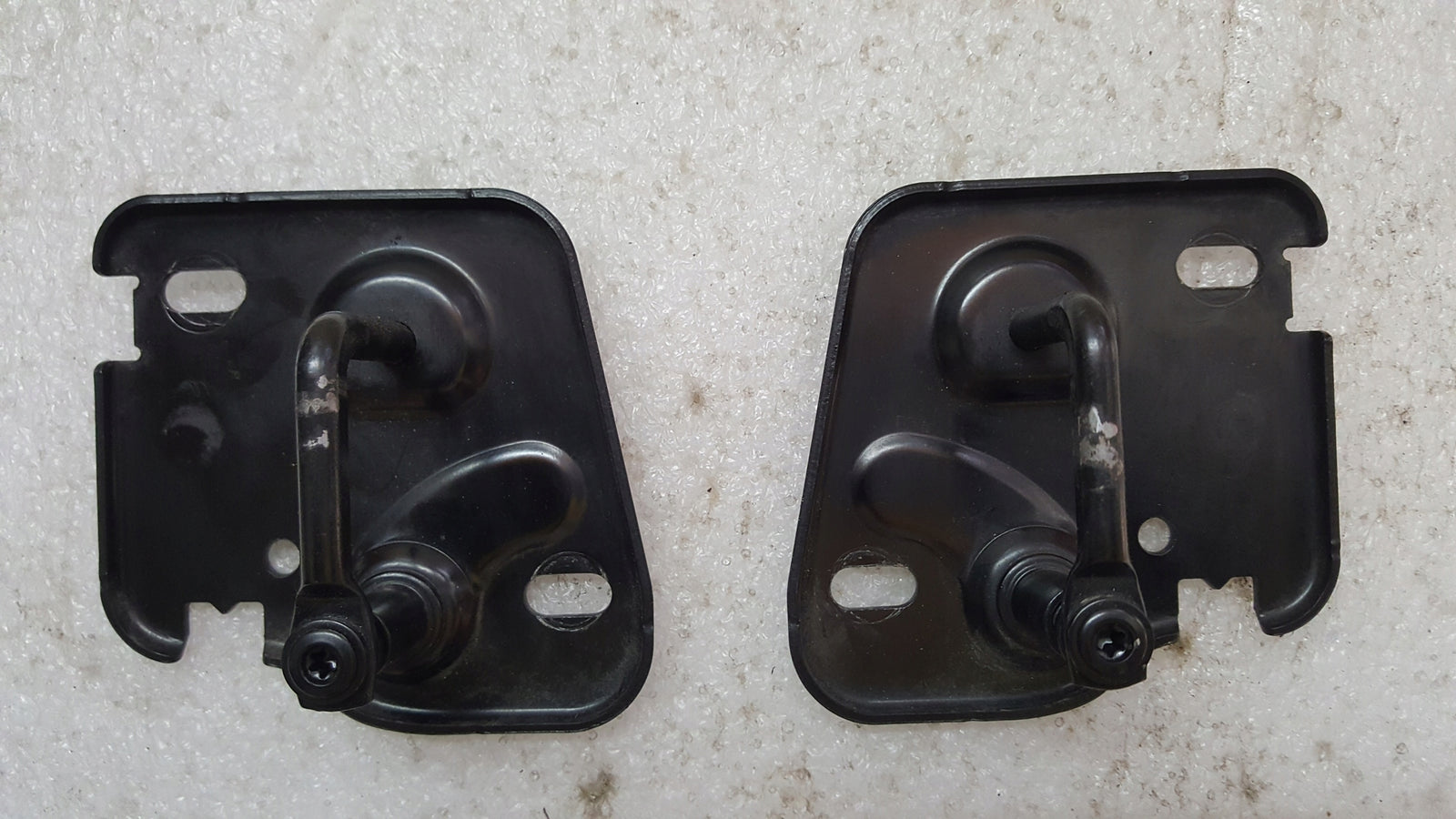 Lewy + prawy rygiel maski AUDI Q3 RSQ3 A3 Q2 81A823185A 81A823186A demontaż