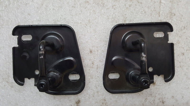 Lewy + prawy rygiel maski AUDI Q3 RSQ3 A3 Q2 81A823185A 81A823186A demontaż