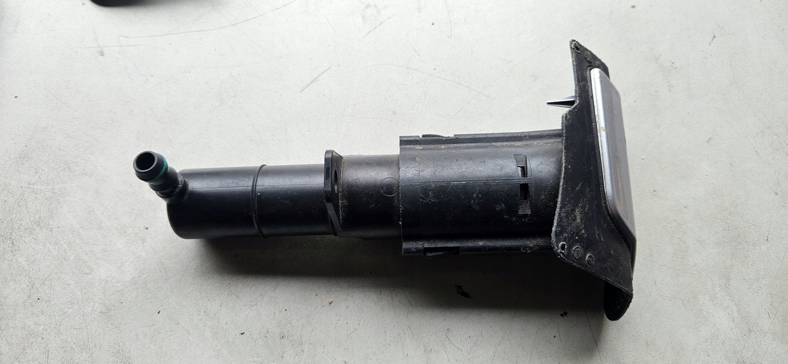 Pr spryskiwacz reflektora VW GOLF 6 5K0955978A wraz z klapką i uchwytem