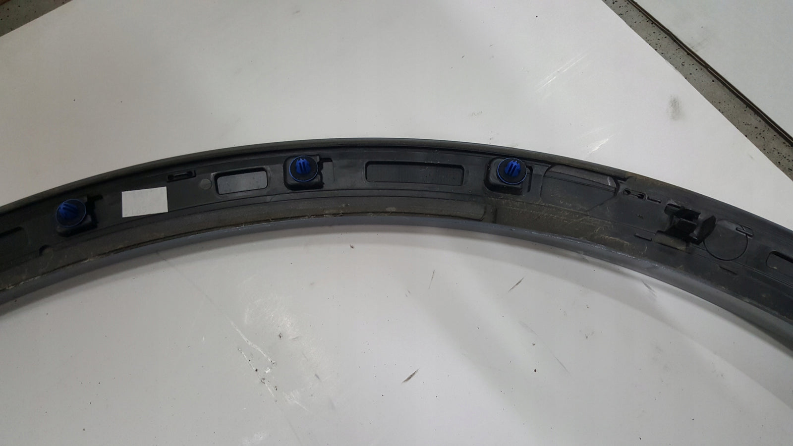 Listwa błotnika prawy tył AUDI Q4 E-TRON 89A853818E demontaż