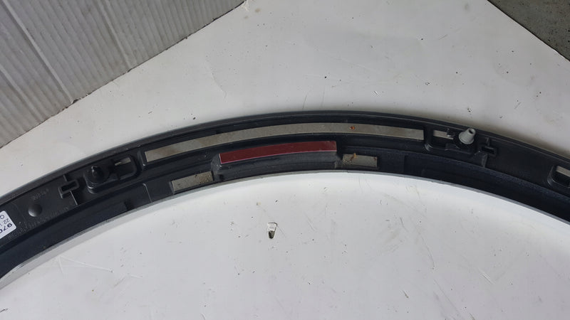 Listwa błotnika przedniego prawa strona AUDI E-TRON 4KE853718F demontaż