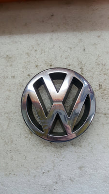 ZNACZEK EMBLEMAT KLAPY VOLKSWAGEN 1J5853601A