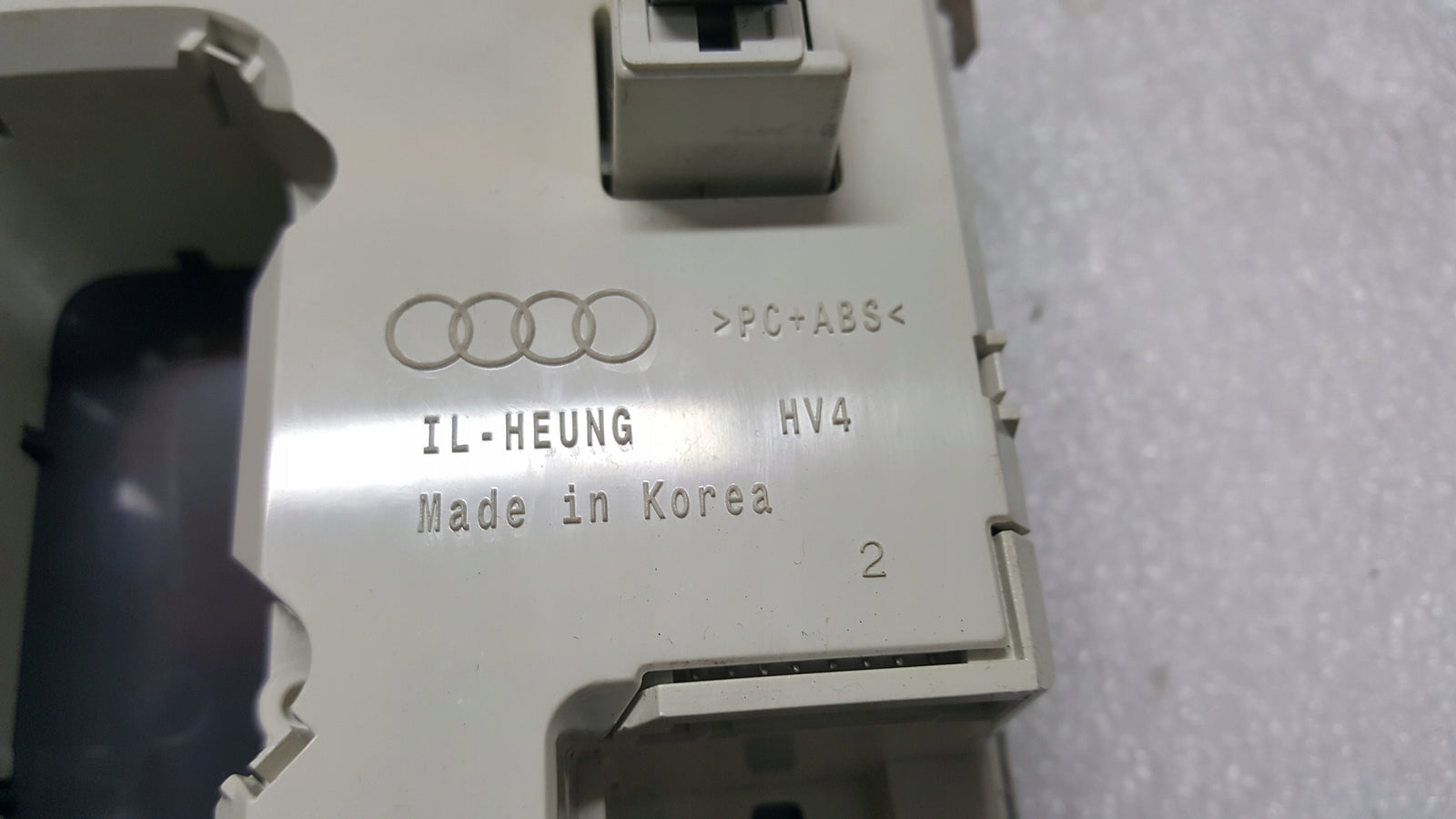 Lampka panel podsufitki AUDI A3 8Y0947135B demontaż