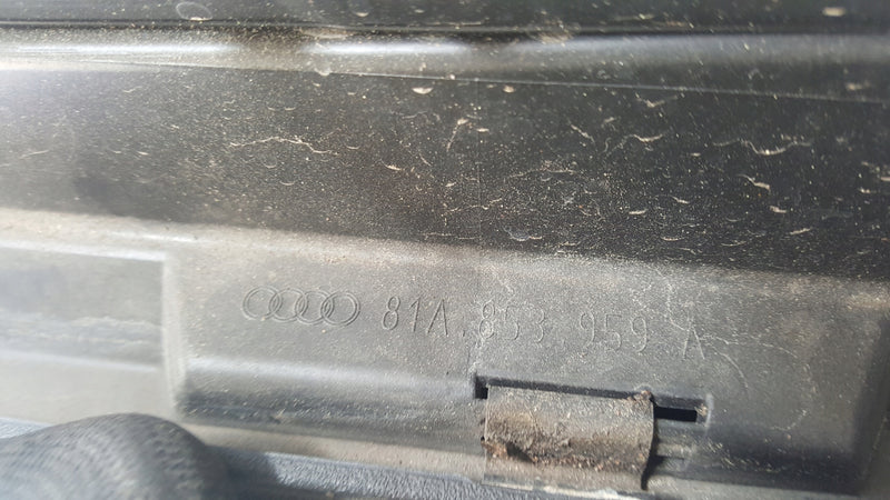 Listwa drzwi lewy przód AUDI Q2 81A853959A demontaż