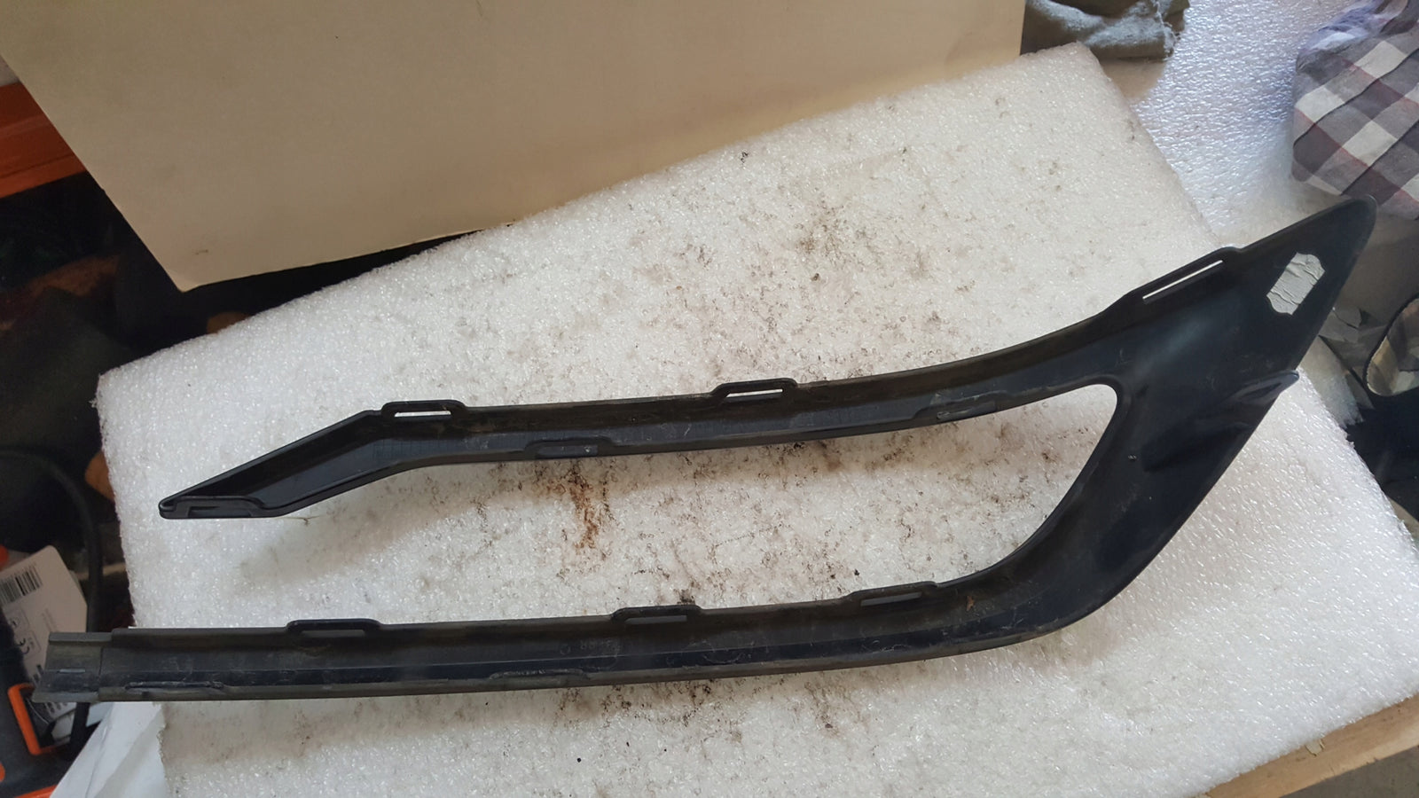 Listwa atrapa zderzaka tylnego prawa strona AUDI Q7 4M0853332 demontaż